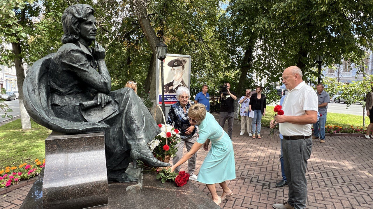 К памятнику Валентины Леонтьевой в Ульяновске возложили цветы в ее день рождения