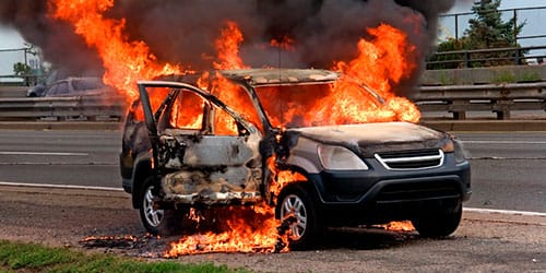 Видео: на парковке в Заволжье сгорело три машины