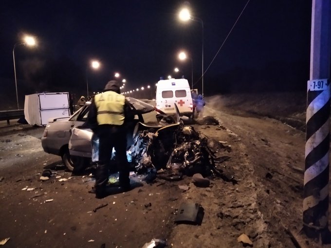 Лобовое ДТП у Президентского моста: водитель ВАЗа в тяжелом состоянии в больнице