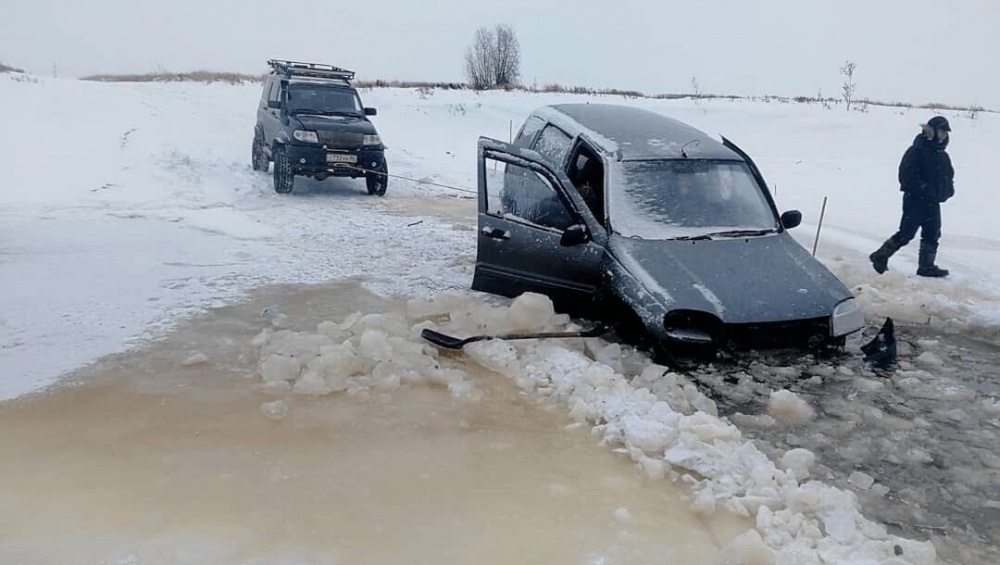 Автомобиль ушел под лед