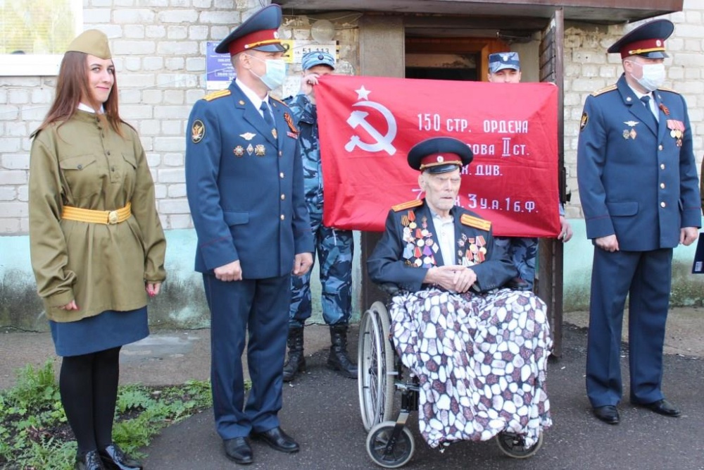 Знамя победы на параде в москве. Виктори дэй в россии. Ветераны великой отечественной войны. С праздником 9 мая. С днем победы.