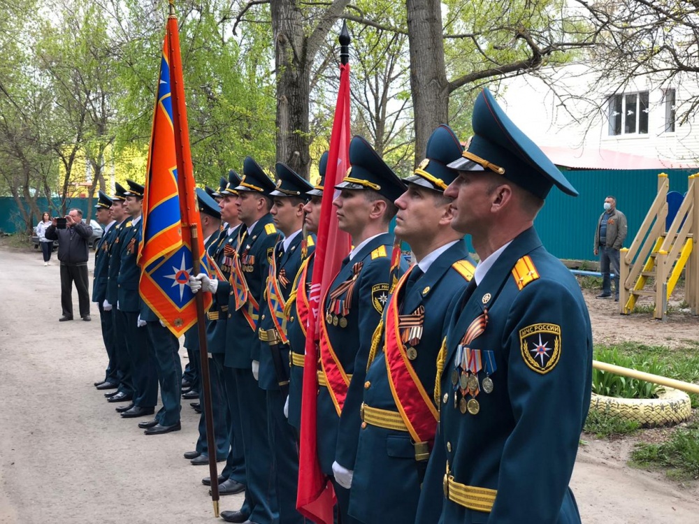 В Ульяновске для ветерана Великой Отечественной войны сотрудники МЧС провели Парад Победы
