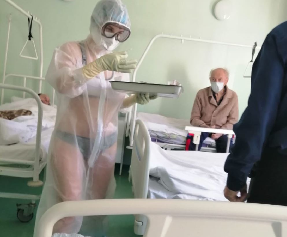 Коронавирус: в защитных костюмах жарко - медсестры обнажились 