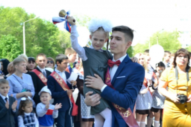 Ульяновск: в школе имени Гейдара Алиева прозвучал «последний звонок»