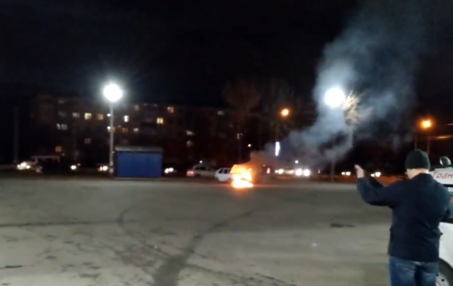 Сгорел мойка. Горелая автомойка. Здание горит. Сгорел мойка. Мойка горит.