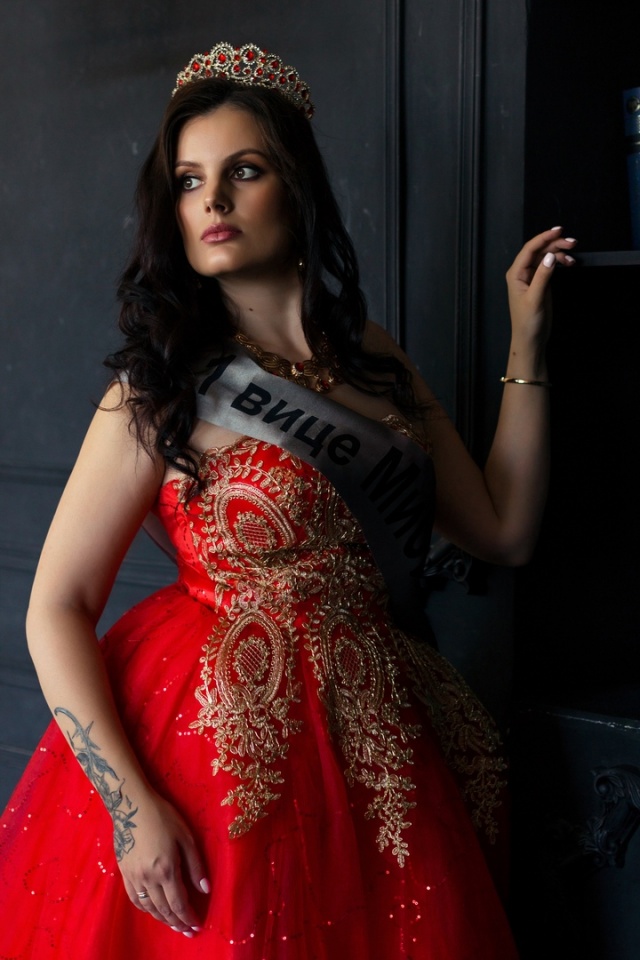 Миссис вики. Mrs vik. Mrs vik. Мисс и миссис. Mrs vik.