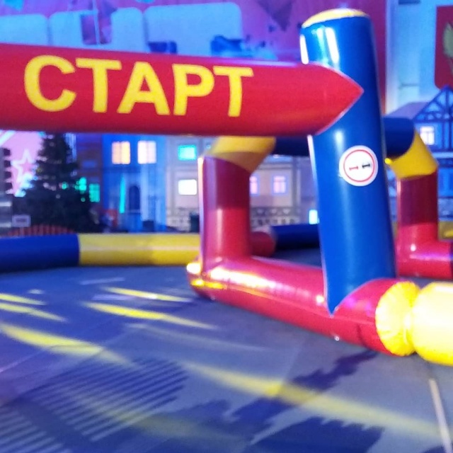 Пришла в развлекательный комплекс и начала баловаться