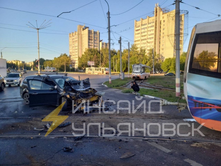 На Пушкарёвском кольце в Ульяновске машина влетела в трамвай