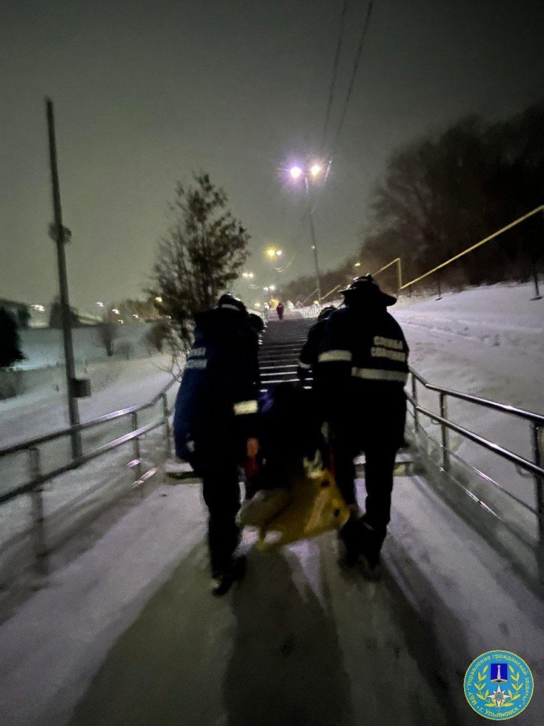 Каталась на ватрушке и сломала ребра: в центре Ульяновска девушка неудачно  скатилась со склона / Новостной портал Ульяновска / 73online.ru