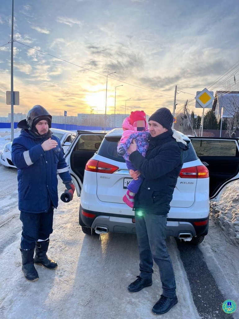 В Заволжье маленький ребёнок оказался внутри заблокированного автомобиля /  Новостной портал Ульяновска / 73online.ru