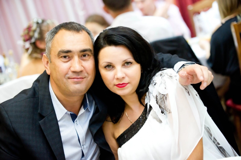 МК: жена певца Александра Кузьмина шестой день находится в спецприемнике