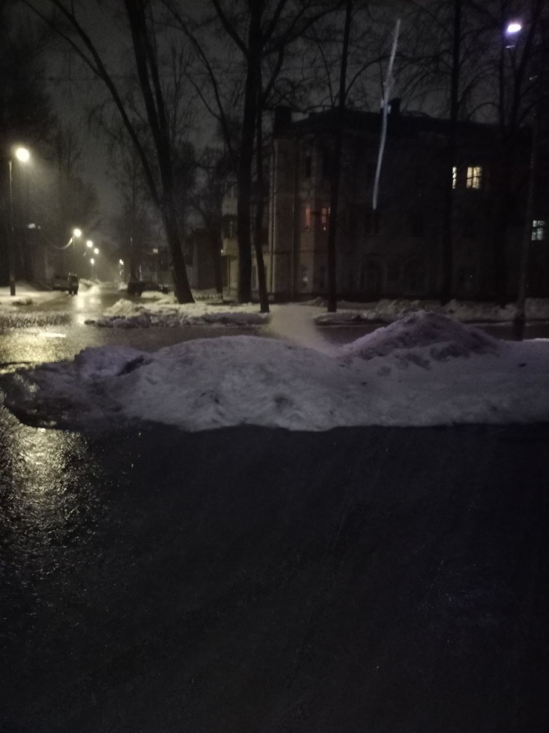 Непогода в Ульяновске: улицы уходят под воду, ветер сносит столбы и заборы