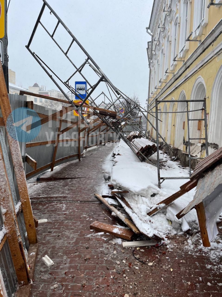 На Гончарова под напором ветра на остановку рухнули строительные леса /  Новостной портал Ульяновска / 73online.ru