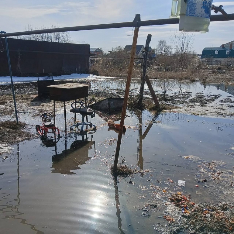 Вода пришла на Мостовую: затопило дом в переулке Ясеневом