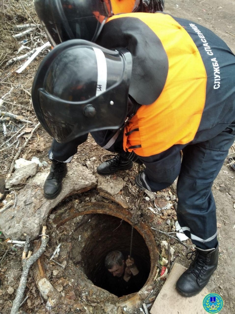 В Заволжье человек провалился в открытый канализационный колодец