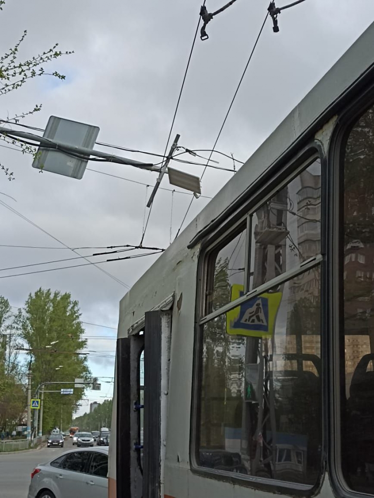 В Заволжье столб упал на провода: троллейбусы встали