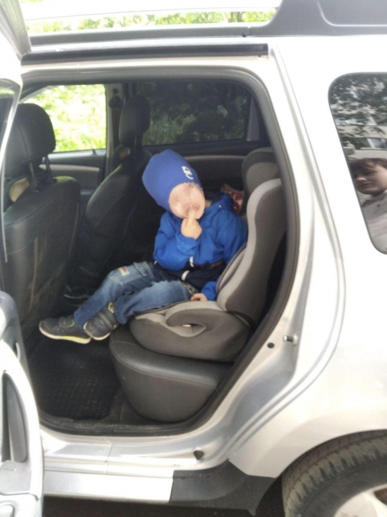 В Заволжье трёхлетний малыш оказался запертым в машине