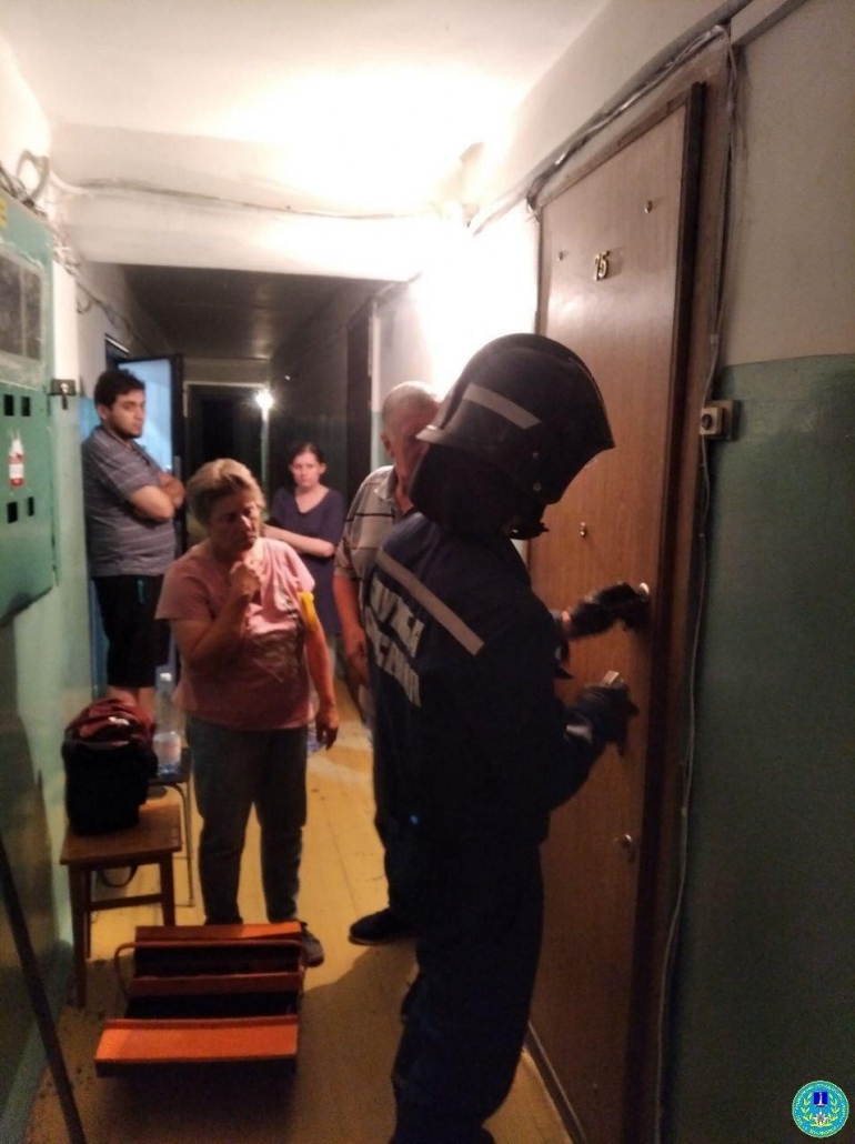 Взломали дверь и увидели на полу женщину: спасатели пришли на помощь жительнице Ульяновска