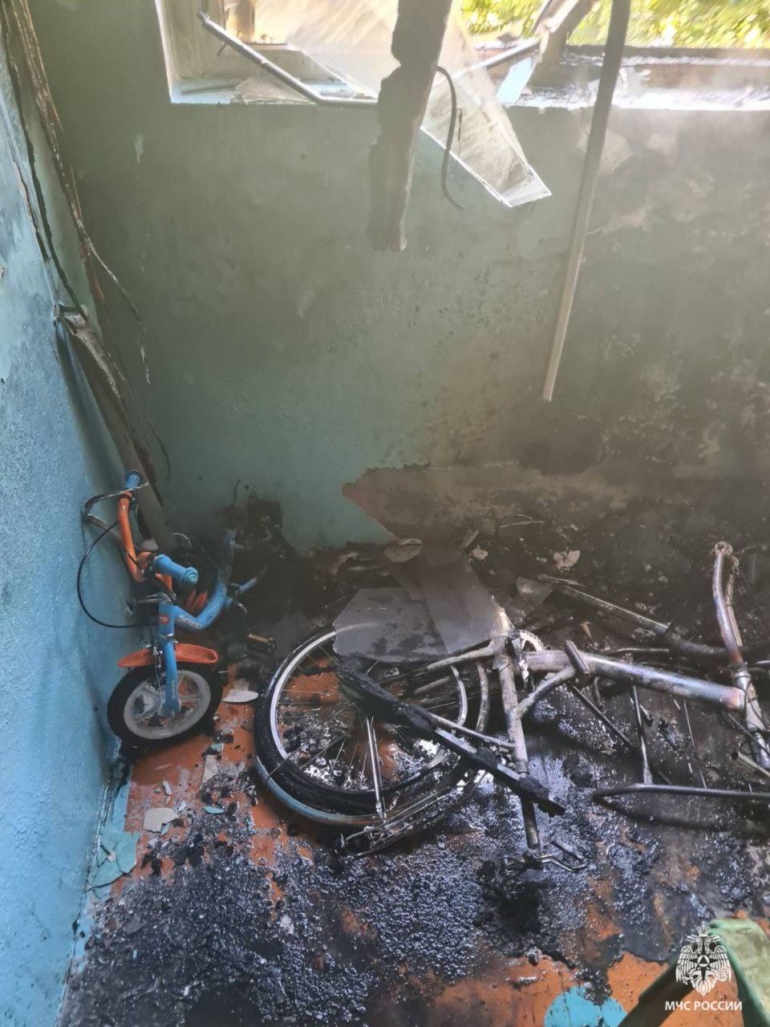 Эвакуировали семь взрослых и двух детей: подробности пожара на Рябикова
