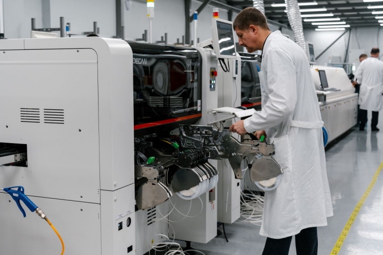 Над страною звучит московский гигабит: «Ростелеком» запустил массовое производство роутеров Wi-Fi 6