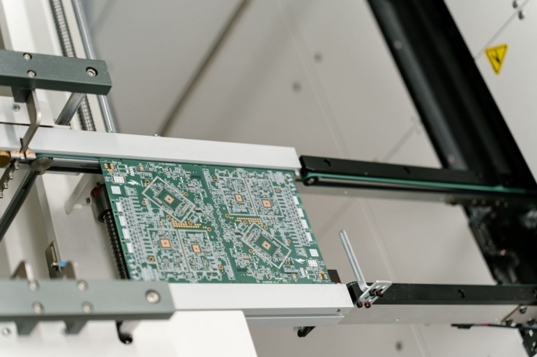 Над страною звучит московский гигабит: «Ростелеком» запустил массовое производство роутеров Wi-Fi 6