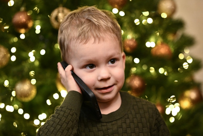 Расскажи, Снегурочка: в России вновь заработала горячая линия Деда Мороза и его помощников