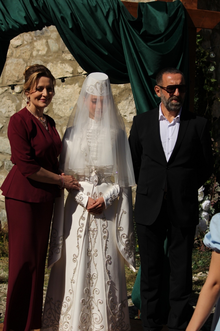 «Гордость» и любовь в Северной Осетии — 5 марта на Wink премьера комедийного сериала с национальным колоритом