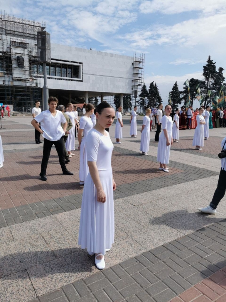 Быстро, без еды, но с молоком: как прошел День России на площади Ленина /  Новостной портал Ульяновска / 73online.ru