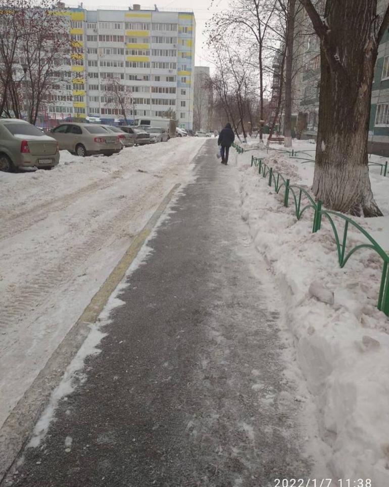 В москве не чистят снег. Снежный двор. Дворы зимой расчищены. Двор занесенный снегом. Чистый двор от снега.