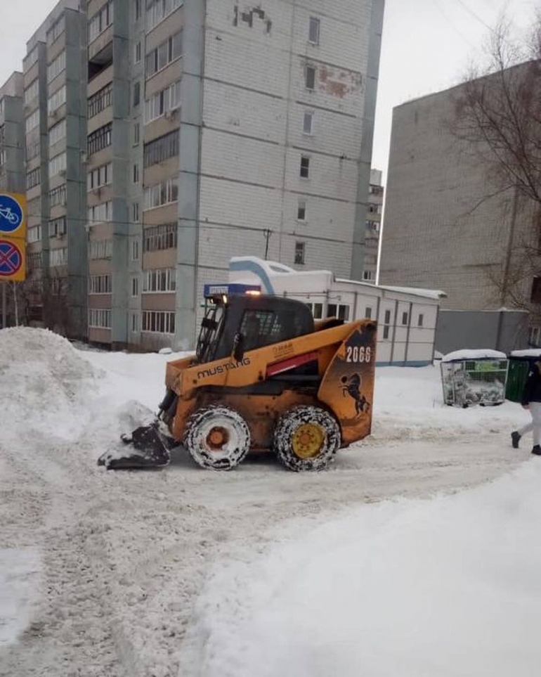 В москве не чистят снег. Снежный двор. Прокопьевск чистка дорог. Машинка для чистки снега во дворе. Калуга не чистят дворы.