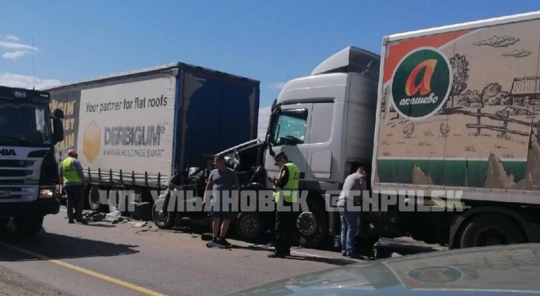 Жесткое ДТП у Мирного: «Патриот» зажало между грузовиками