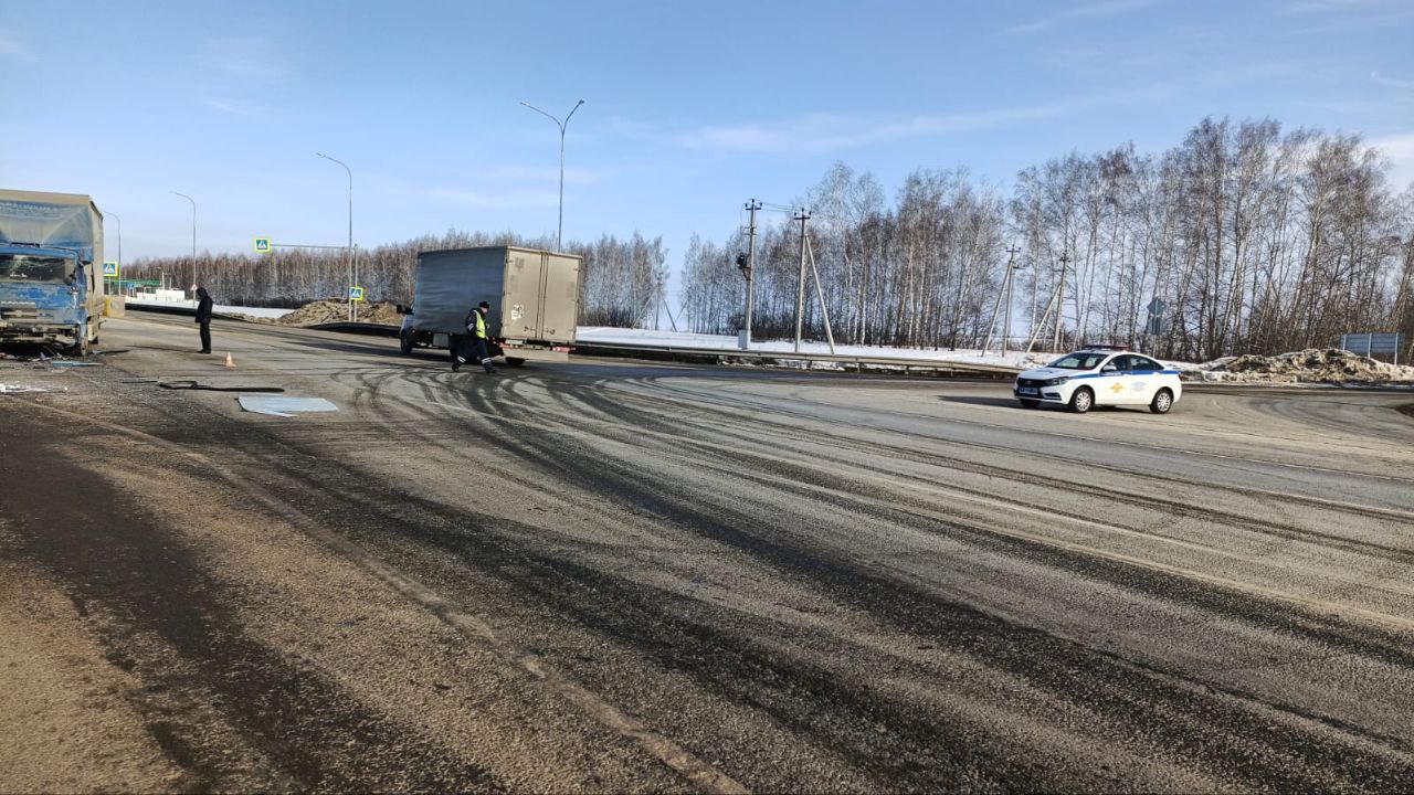 КАМАЗ протаранил полный пассажиров автобус по вине водителя ПАТП-1 /  Новостной портал Ульяновска / 73online.ru