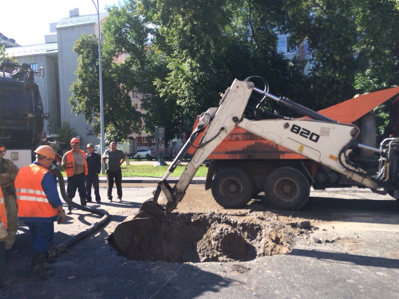 На Гончарова из-под асфальта забили гейзеры, на Пластова из канализации –  фонтаны / Новостной портал Ульяновска / 73online.ru